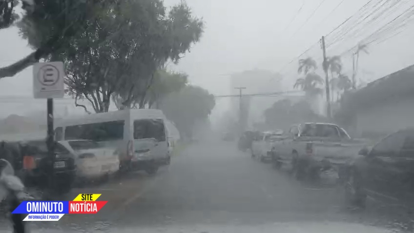 Chuva forte provoca transtornos em Cacoal e acende alerta para risco de transbordamentos