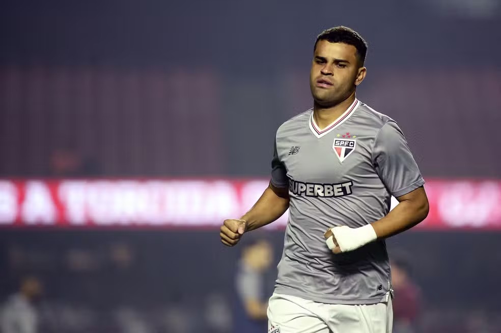 Negociação emperra e Alisson segue indefinido