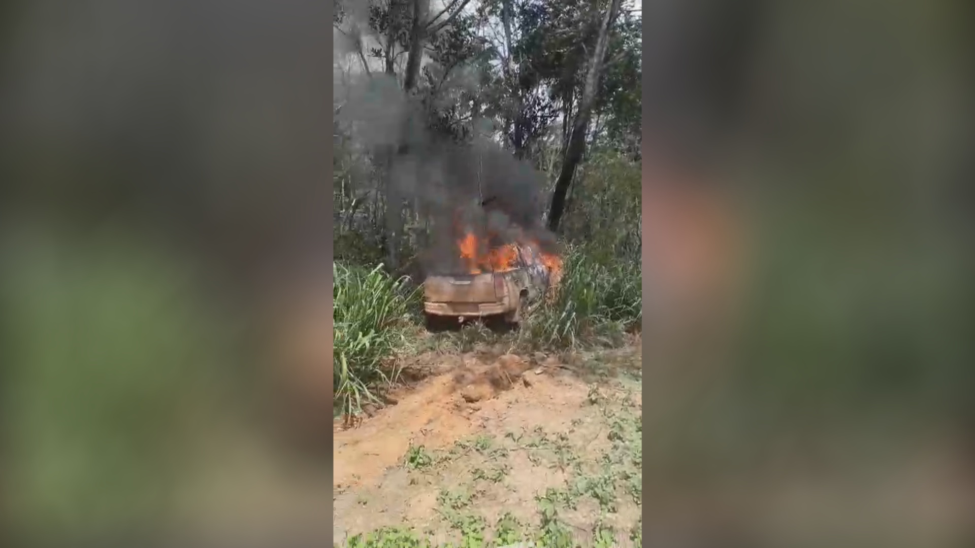 Pick-up sai da BR-364, atinge arvore e pega fogo próximo a Pimenta Bueno