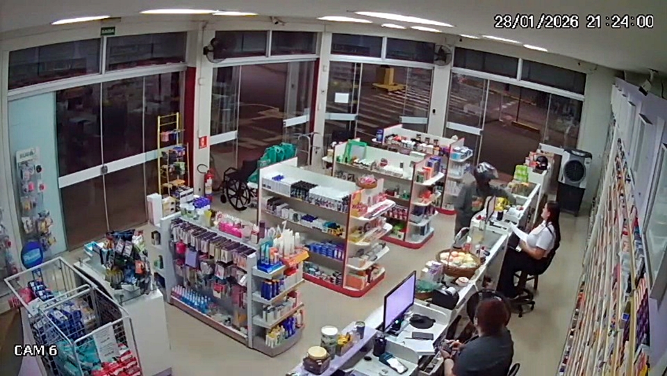 Roubou farmácia, motoneta, tentou fugir, mas foi preso em flagrante