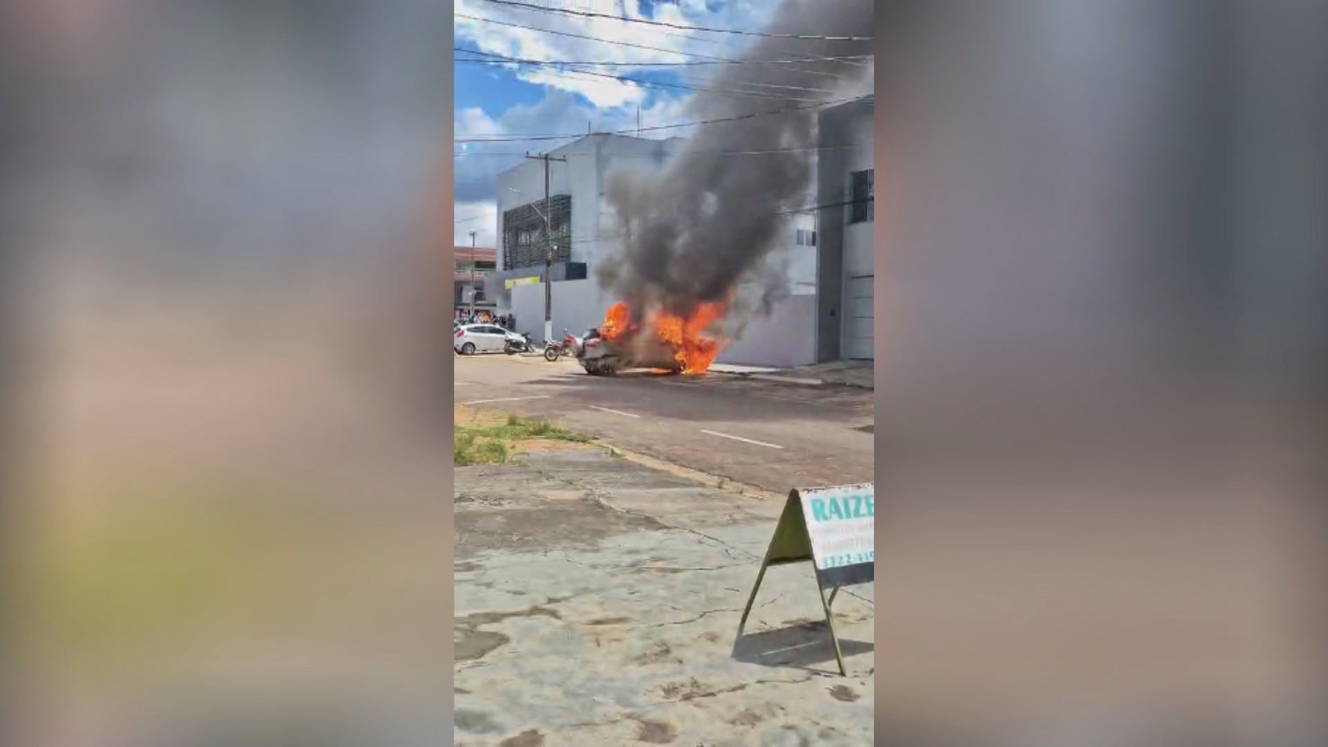 Carro é destruído por incêndio no centro de Vilhena