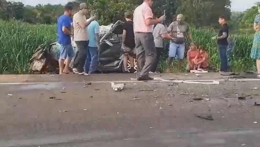 Tragédia na BR-364 deixa dois mortos em colisão envolvendo automóvel e caminhões em Médici
