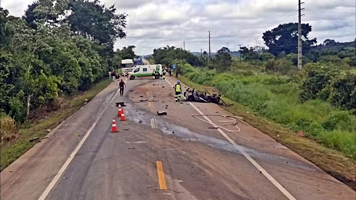 Quatro morrem em acidente com incêndio na BR-364, em Candeias do Jamari