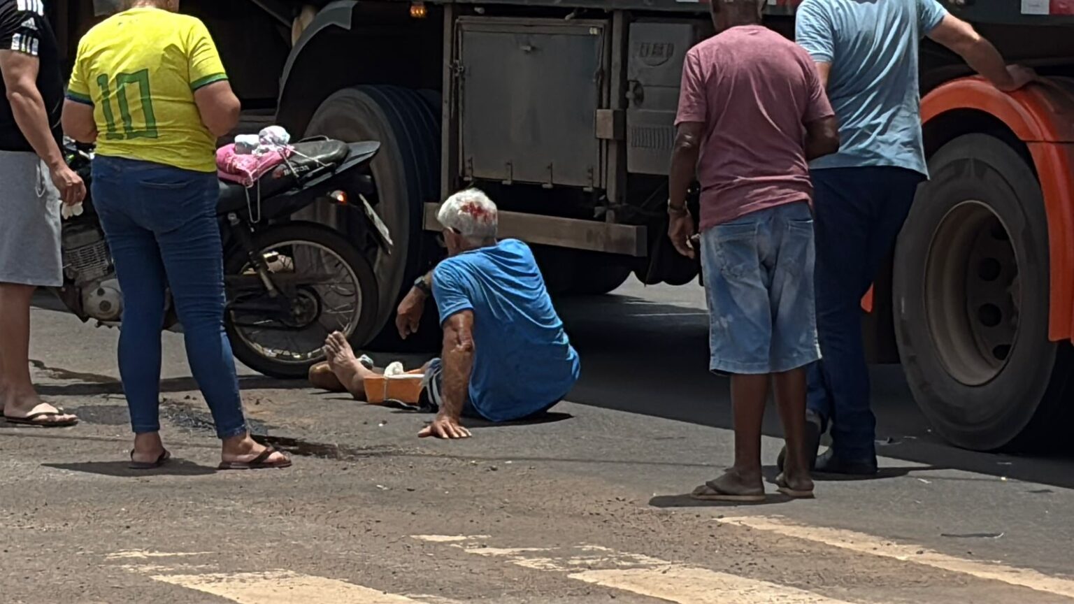 Acidente entre carreta e motocicleta deixa idoso ferido em Cacoal