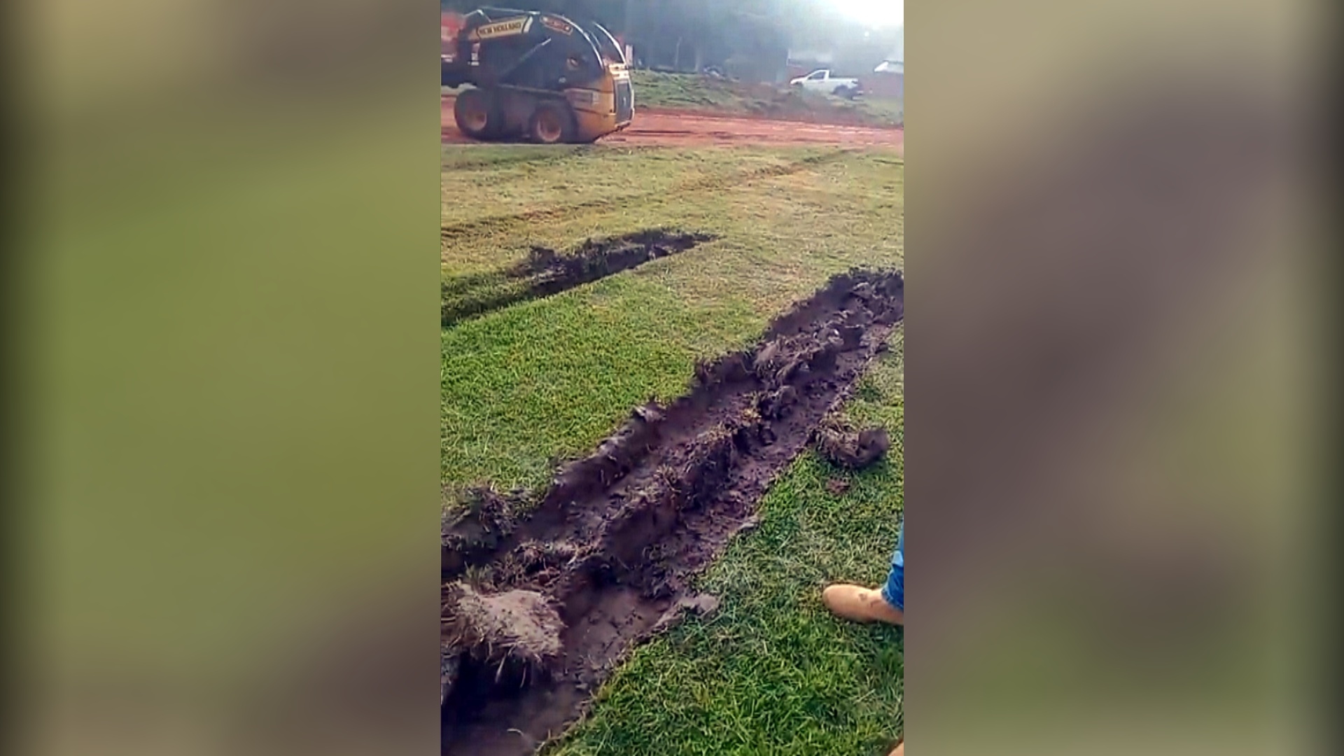 Morador mostra estrago provocado por caminhão no campo do Village do Sol, em Cacoal