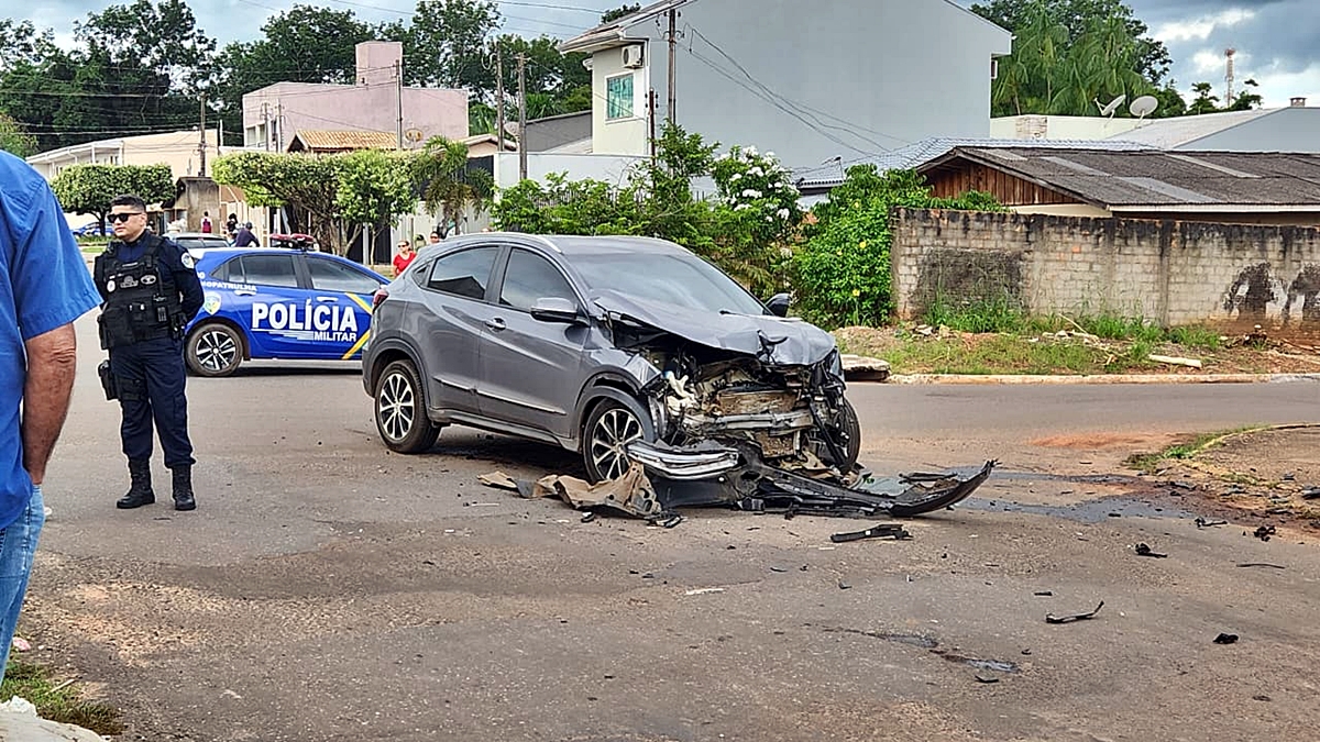 Veículos ficam semidestruídos em colisão no centro de Cacoal