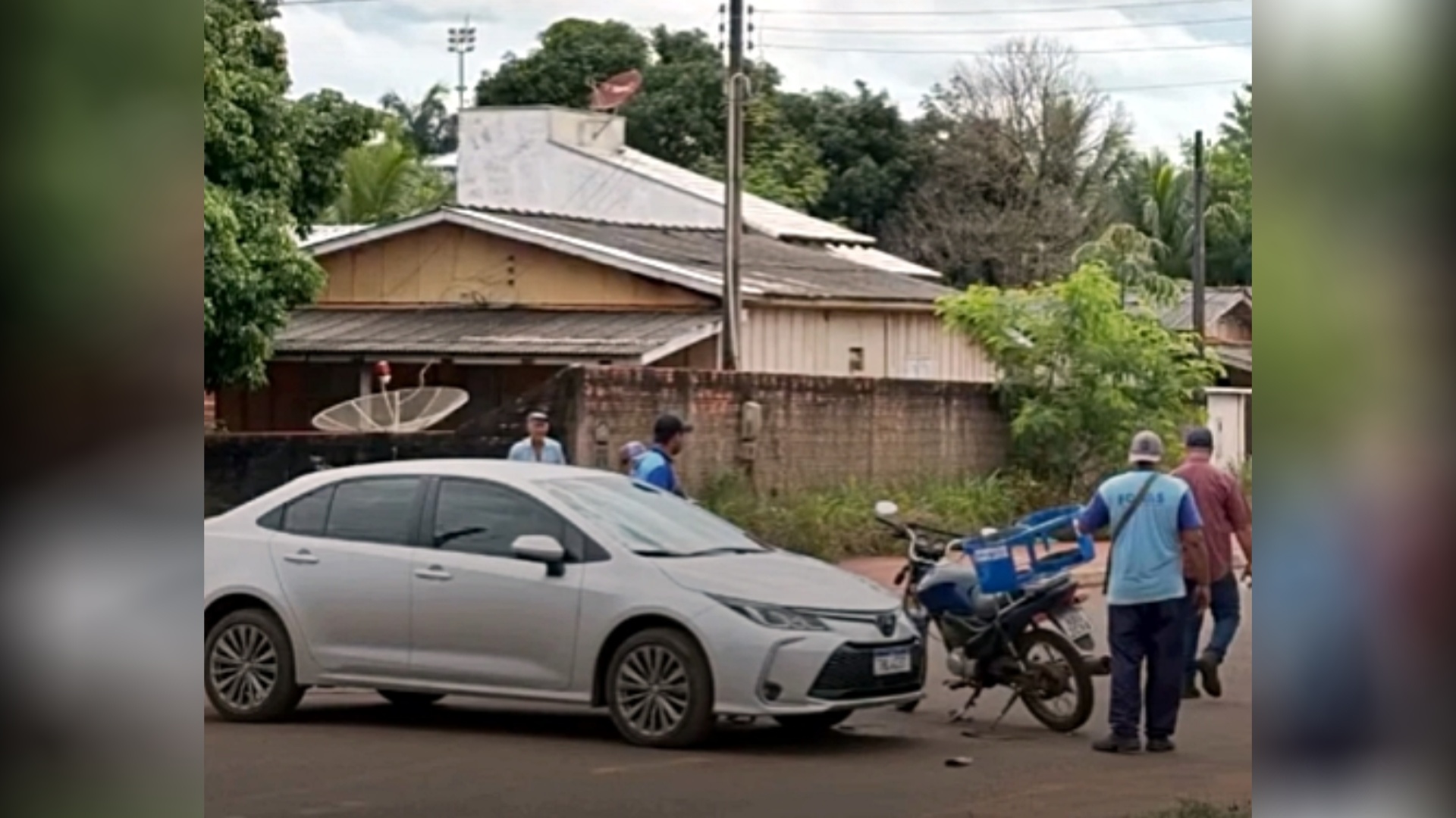 Motoca e Corola colidem em cruzamento