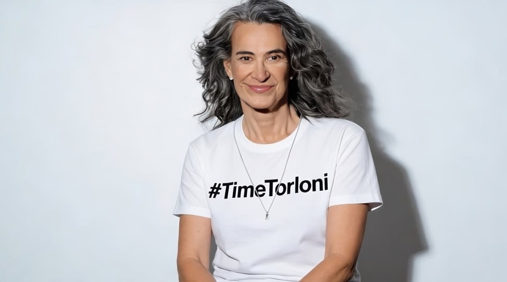 Cantora Simone ganha destaque ao apoiar Torloni