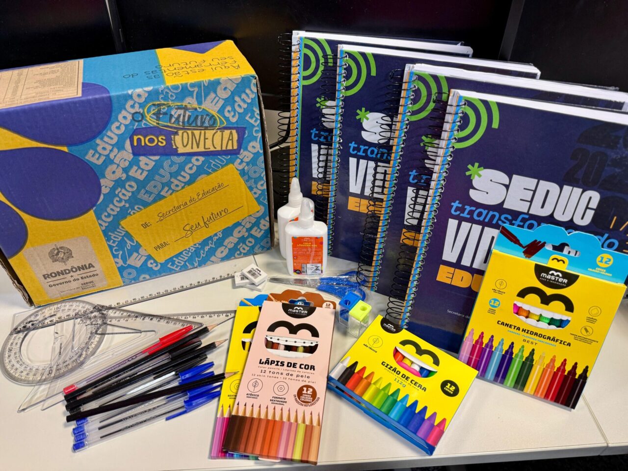 Entrega de kits escolares alcança diferentes públicos