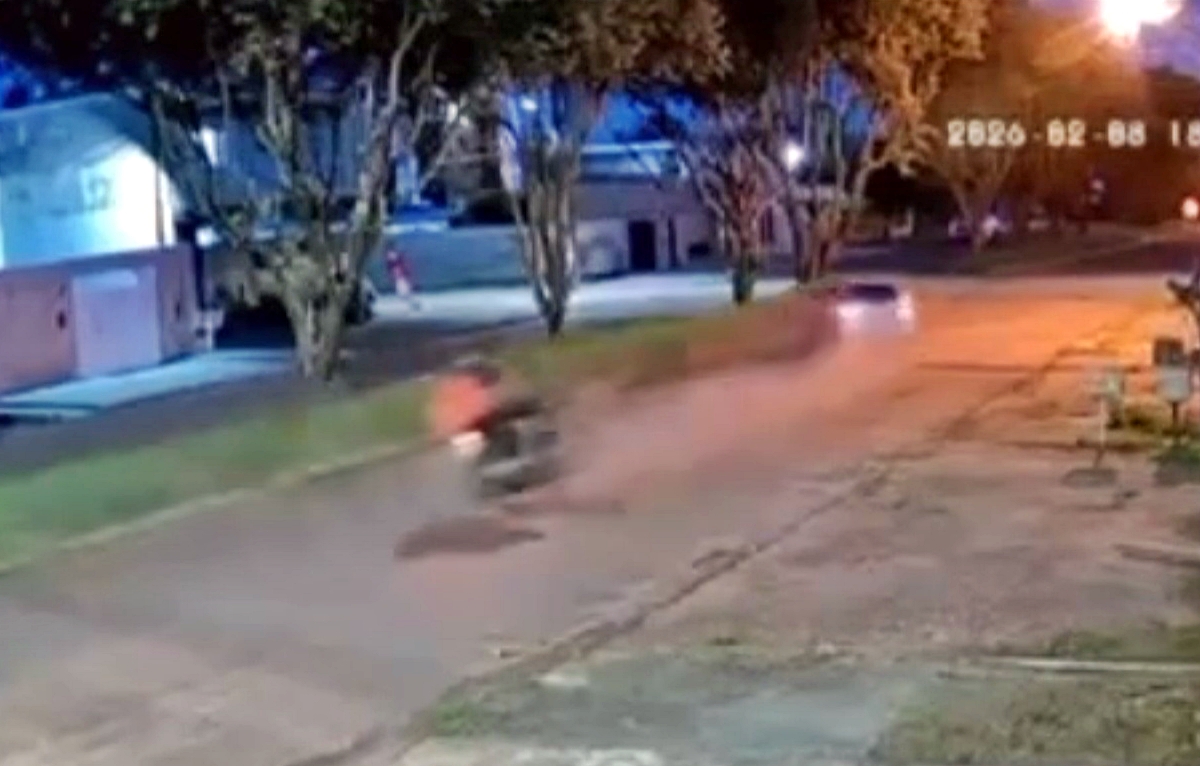 Motorista perde controle, colide contra árvore e é socorrido pelos Bombeiros em Cacoal