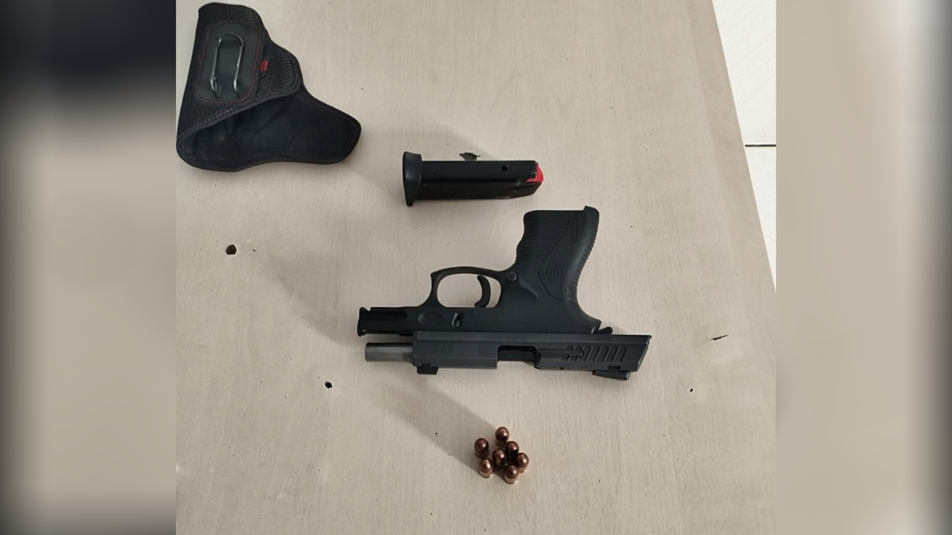 Homem tenta escapar de barreira policial e acaba preso com pistola municiada em Governador Jorge Teixeira