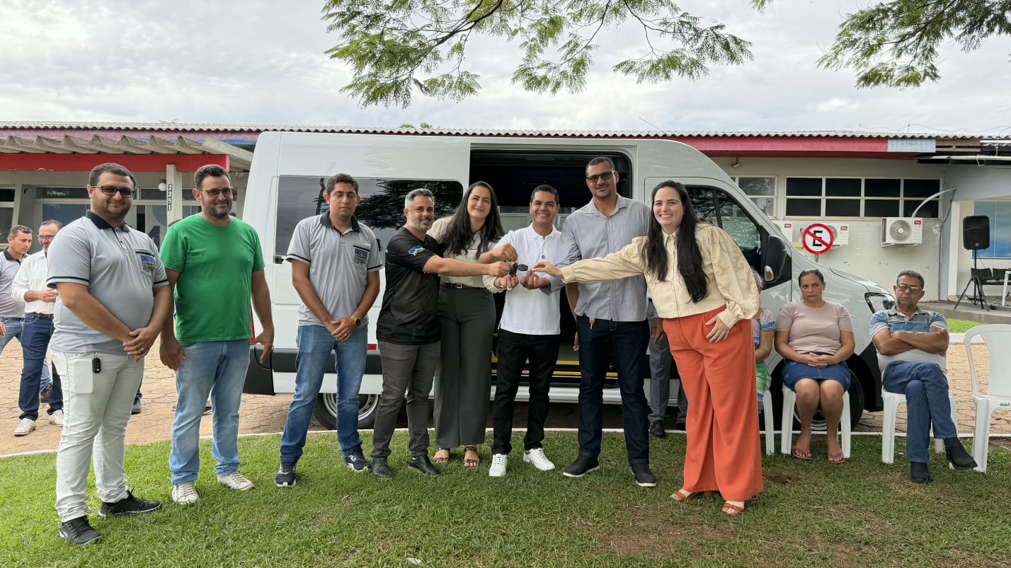 Cássio Gois entrega van adaptada para transporte de pacientes de hemodiálise em Nova Brasilândia d’Oeste