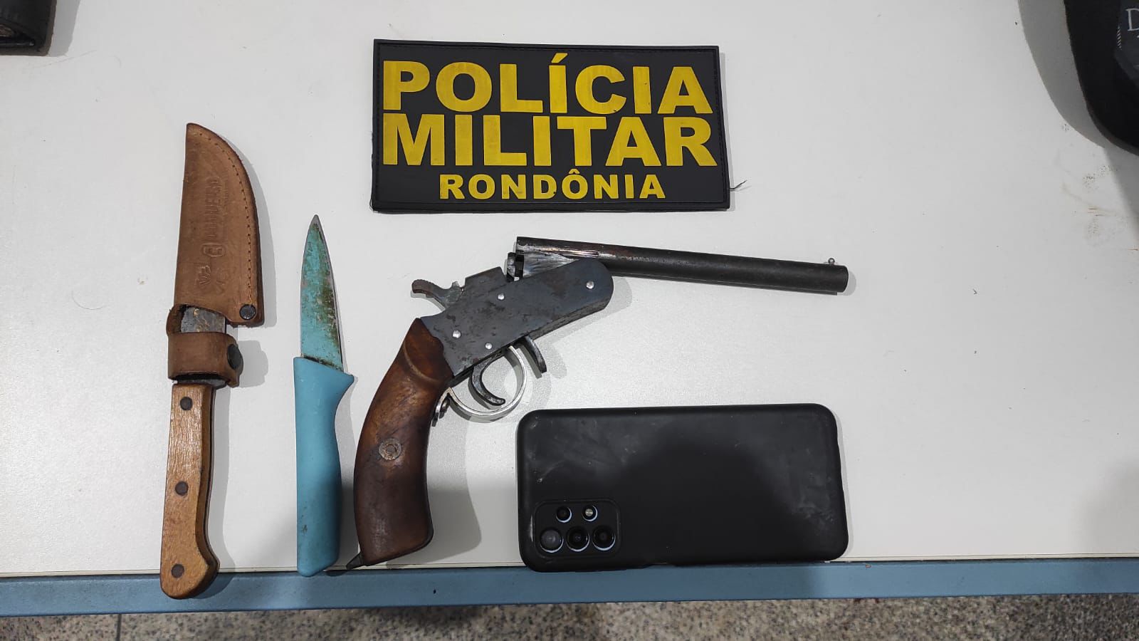 PM conduz suspeito de violência doméstica; estava armado