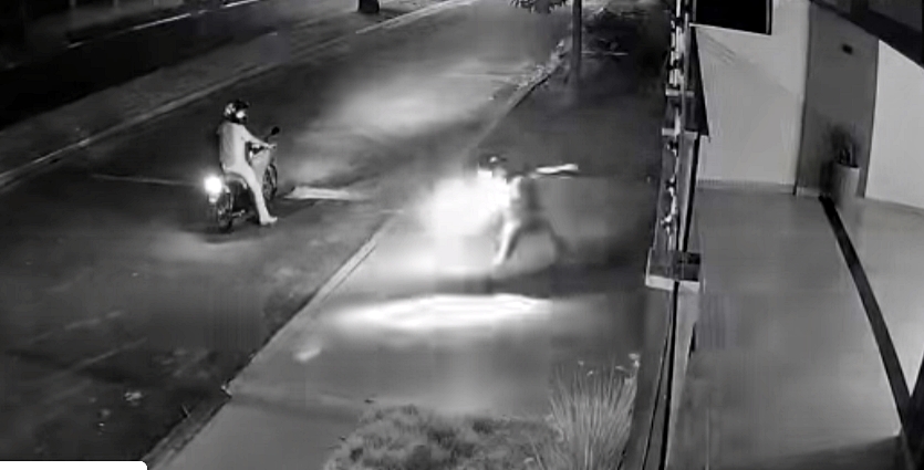 (Vídeo)Homens em motocicleta tentam incendiar casa de pastor, em Pimenta Bueno, RO