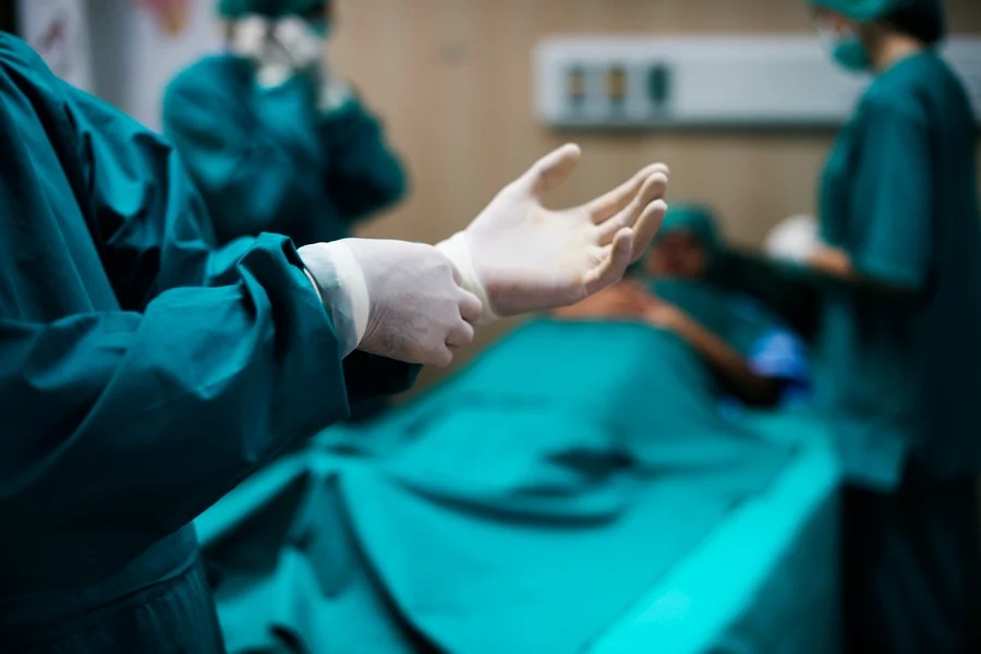 Cirurgia de aneurisma ganha método menos invasivo