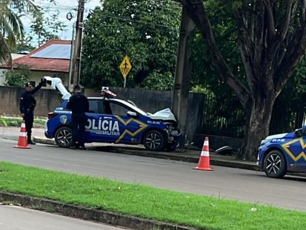 Dois policiais ficam feridos após colisão de viatura numa arvore em Rolim de Moura