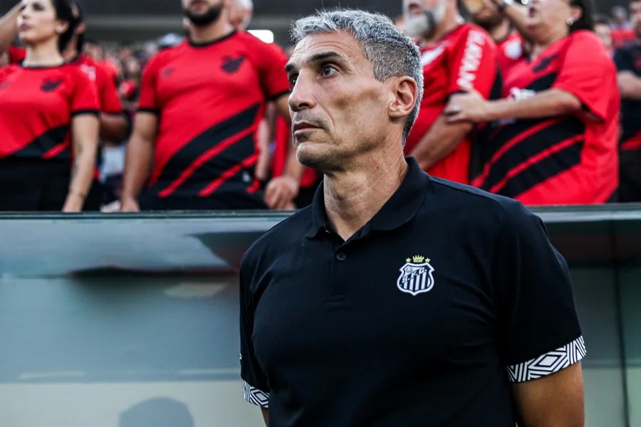 Técnico sai em defesa do time e aponta campo ruim