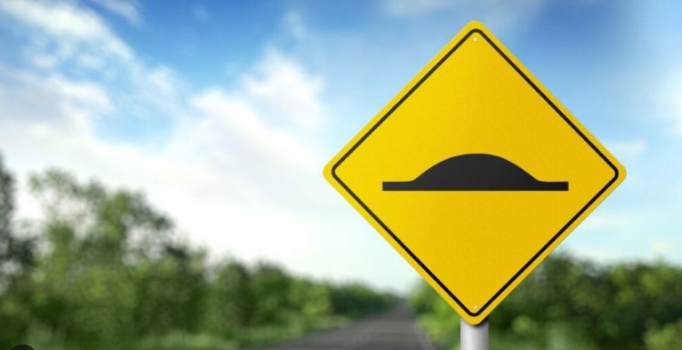 Quebra-mola é instalado na RO-387 após anos com sinalização sem redutor físico