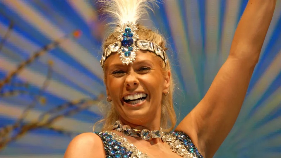 Galisteu faz fotos carnavalescas no metrô carioca