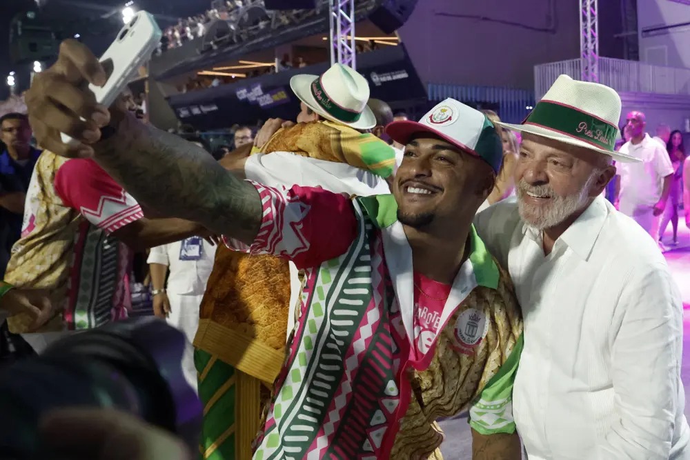 Desfile em homenagem a Lula provoca reações políticas