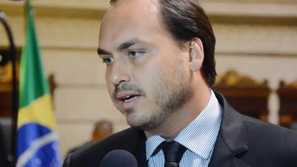 Bolsonaro volta a sentir mal-estar na prisão, diz Carlos