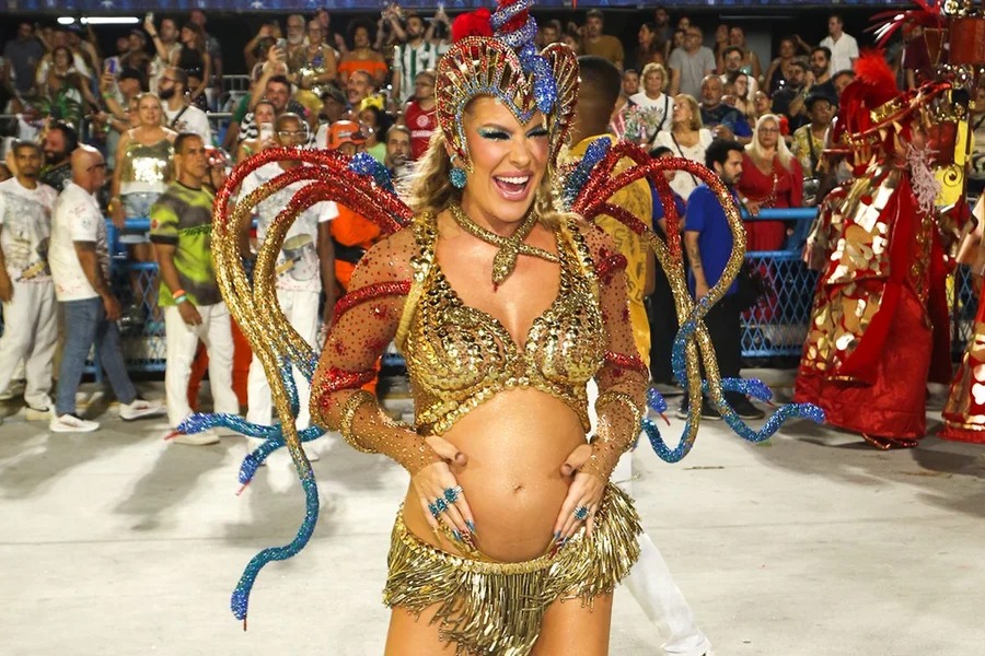 Lore Improta exibe barriguinha em desfile da Viradouro