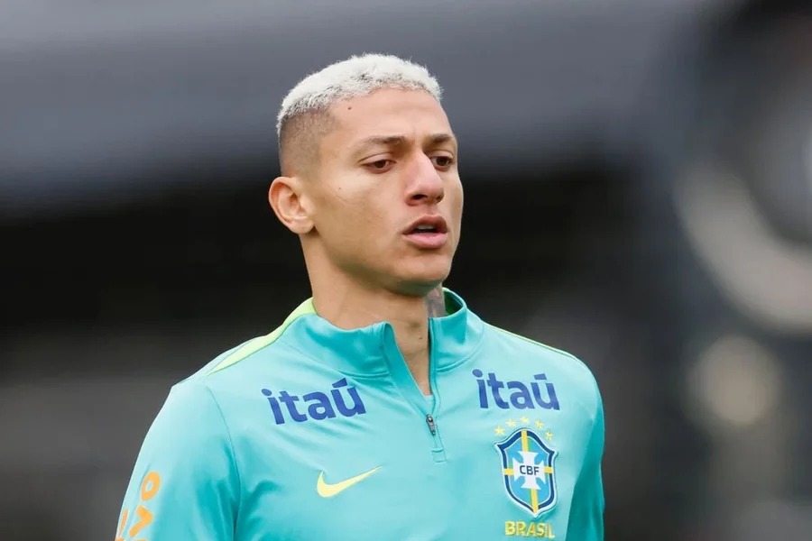 Jovem que perdeu as pernas recebe ajuda de Richarlison
