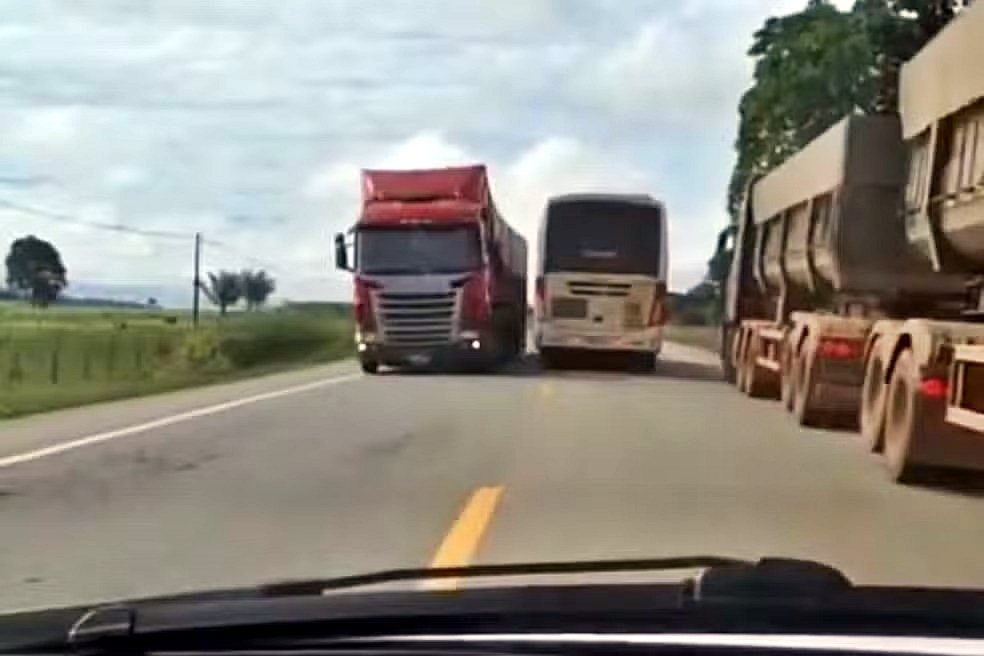 Prefeitura de Rolim de Moura afasta motorista flagrado em alta velocidade com ônibus da saúde