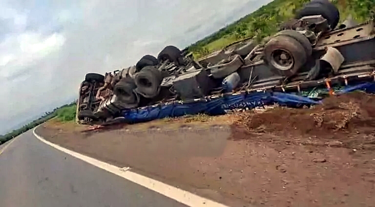 Carreta carregada de cerveja tomba na BR-364 em Pimenta Bueno
