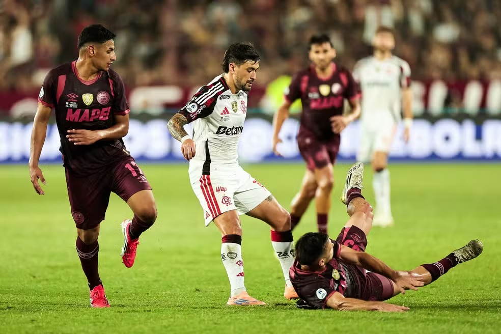 Arrascaeta aponta necessidade de ajustes no time