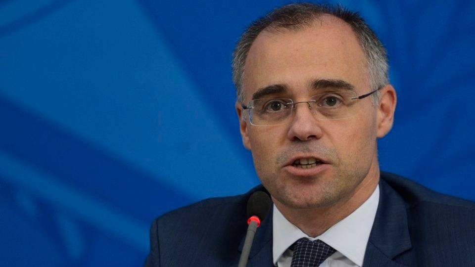 Ministro derruba decisão que reconhecia vínculo de pedreiro