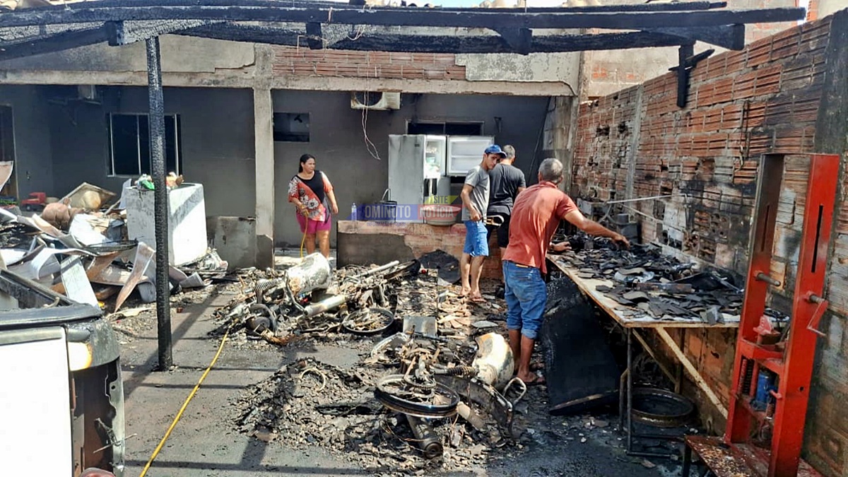 Incêndio destrói residência e oficina de motos em Cacoal