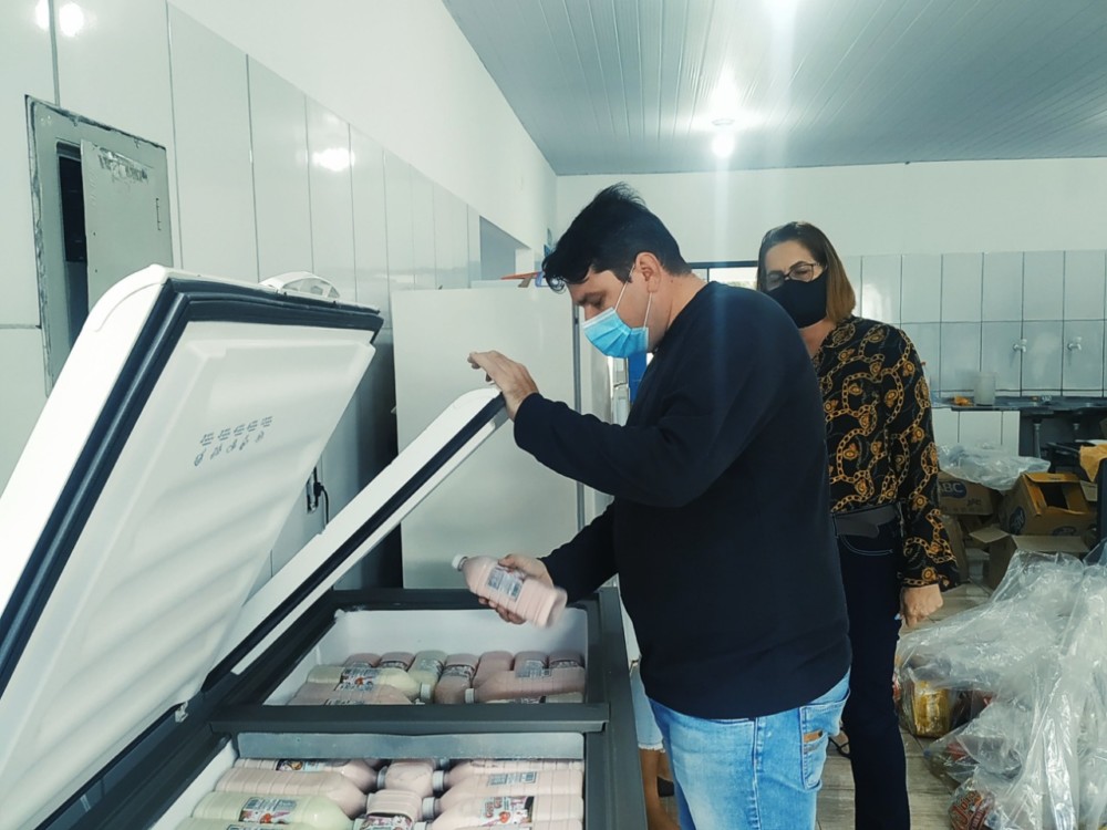 Prefeitura de Primavera de RO, entrega kits de alimentos para alunos das escolas municipais