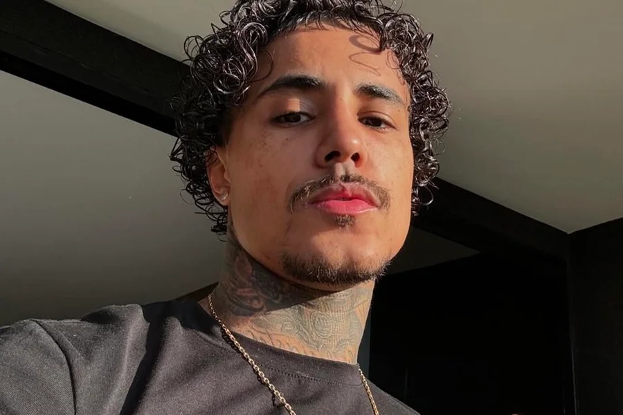 Cantor MC Livinho se afasta temporariamente