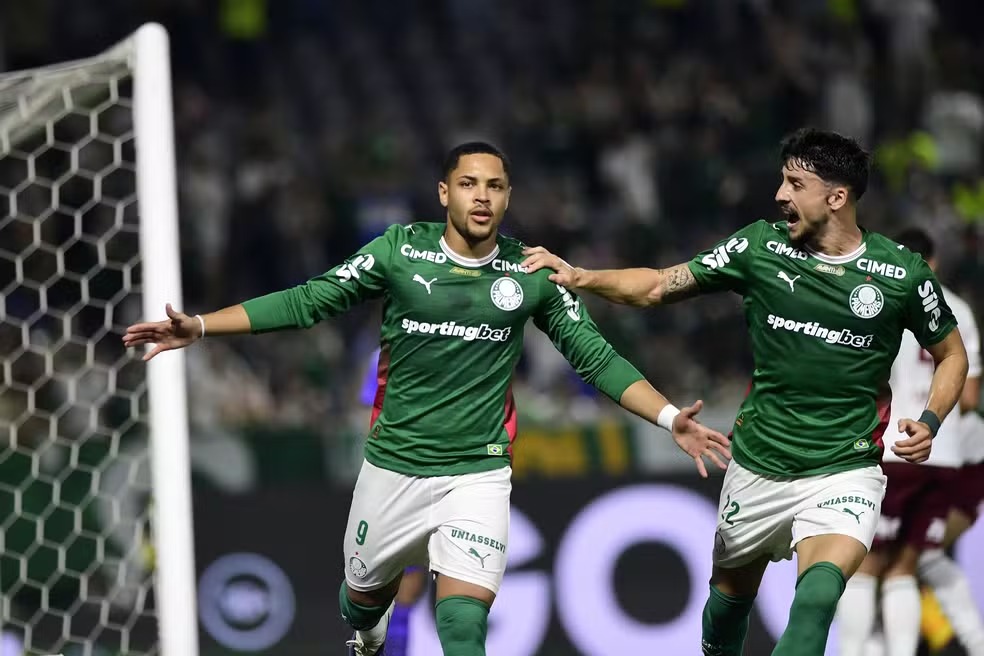 Ataque decide, e Palmeiras continua líder do Brasileirão