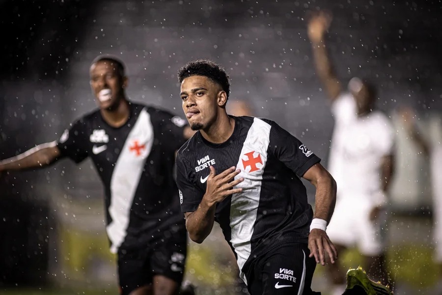 Vasco faz primeiro jogo após demissão de Diniz