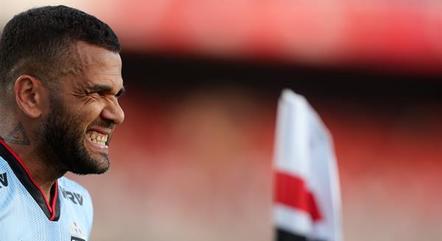 Daniel Alves é cortado da seleção e Tite chama lateral-direito Emerson