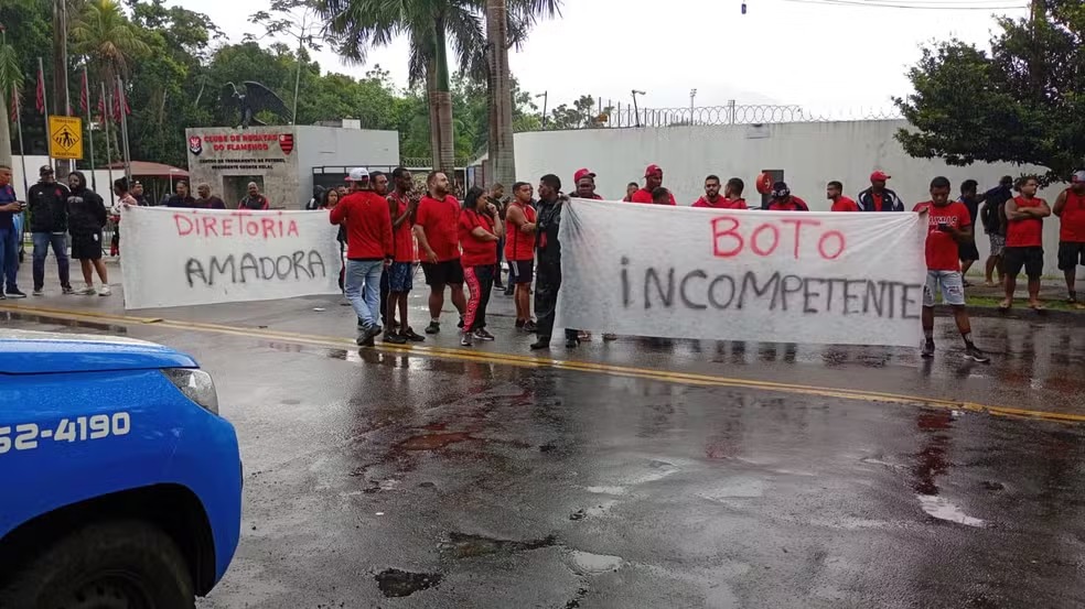 Sob protestos, Flamengo tenta reagir após vice na Recopa