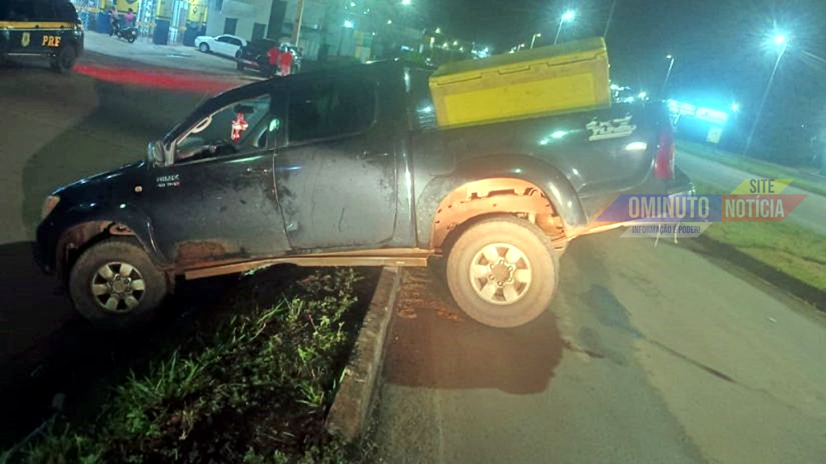 Caminhonete desgovernada fica encavalada em canteiro na BR-364 em Jaru; condutor abandona o veículo