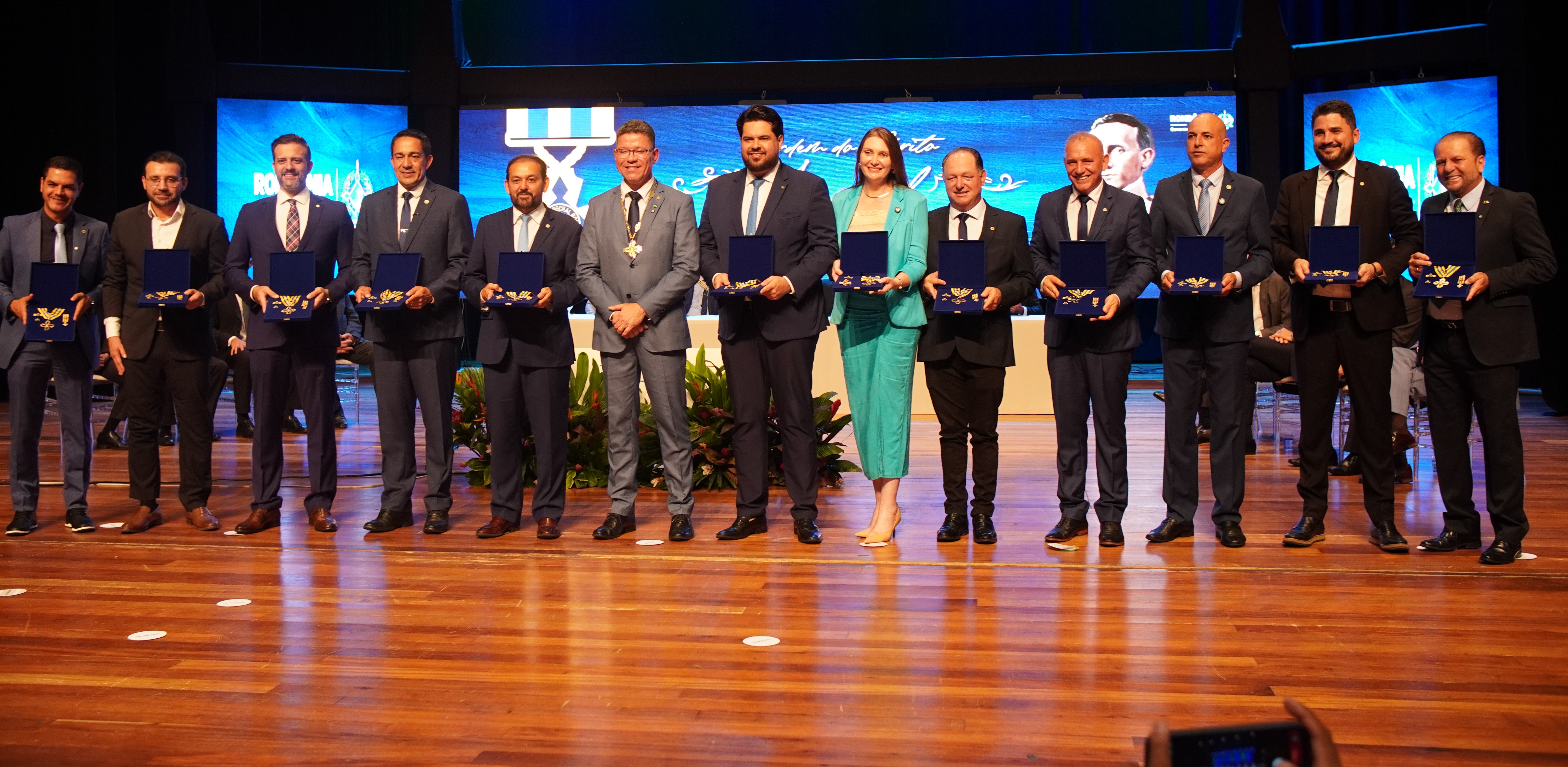 Deputados são reconhecidos por serviços prestados ao Estado