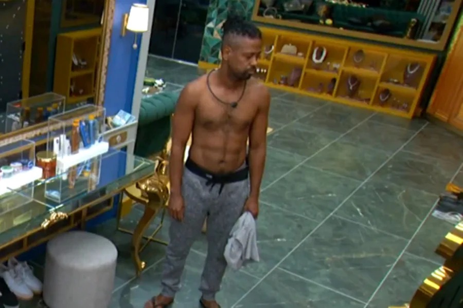 Leandro encara botão e se emociona no BBB 26