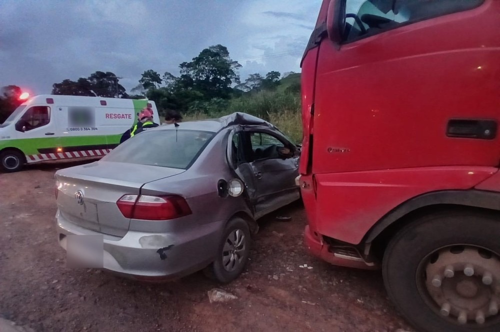Colisão na BR-364 envolve carreta e automóvel no trevo de acesso à Governador Jorge Teixeira