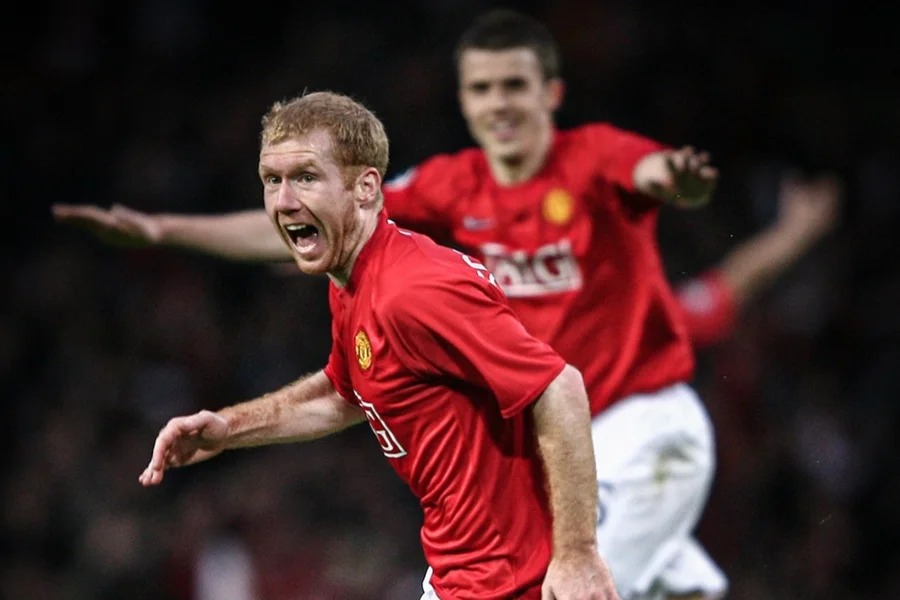 Carrick é alvo de críticas de Scholes no United
