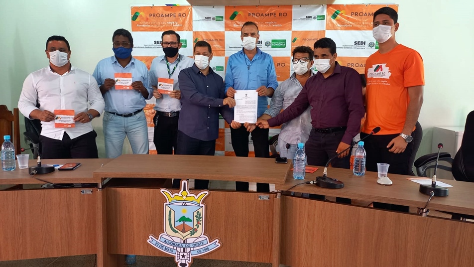 Prefeito Vanderlei Tecchio recebe autoridades, em Alvorada do Oeste, nesta quinta-feira, 24