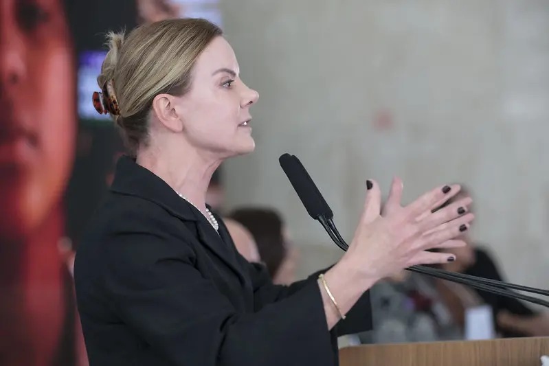 Gleisi afirma que Nikolas utilizou jatinho de Vorcaro na campanha