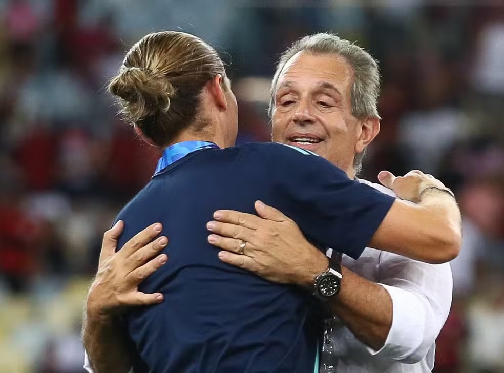 Conselheiro do Flamengo questiona Filipe Luís como treinador