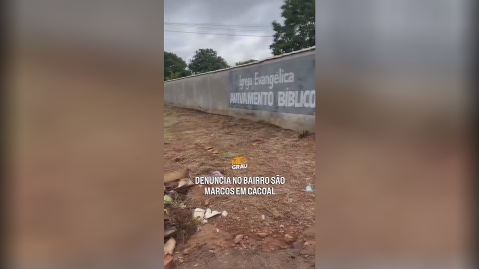 Morador indignado mostra descarte de lixo em frente igreja em Cacoal