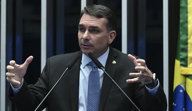 Decisão judicial ordena retirada de post sobre Flávio Bolsonaro