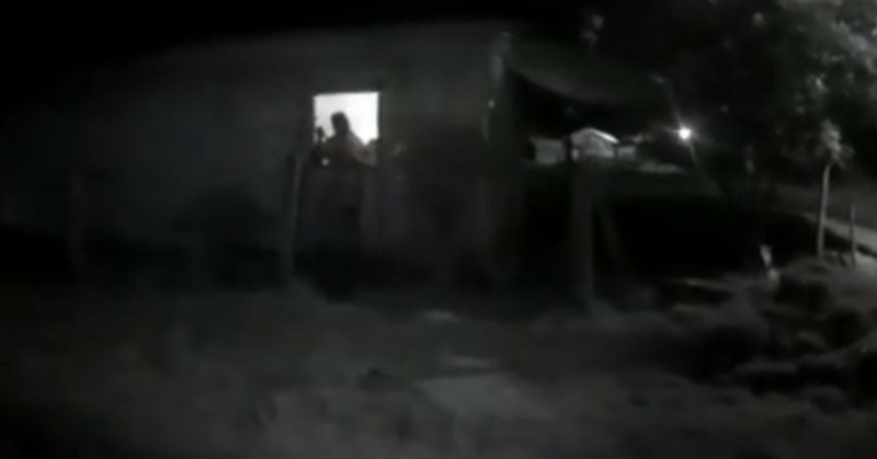 (Vídeo) Jaruense que perdeu a casa em juízo, ameaça matar a filha com faca, em Vale do Paraíso, RO