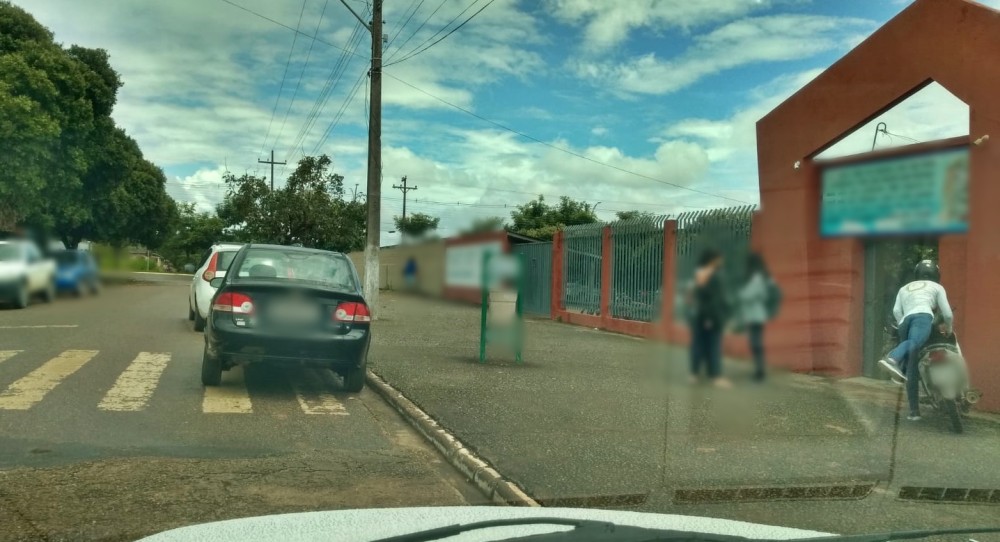 Comportamento de alguns motoristas jaruenses na frente de escolas é péssimo exemplo